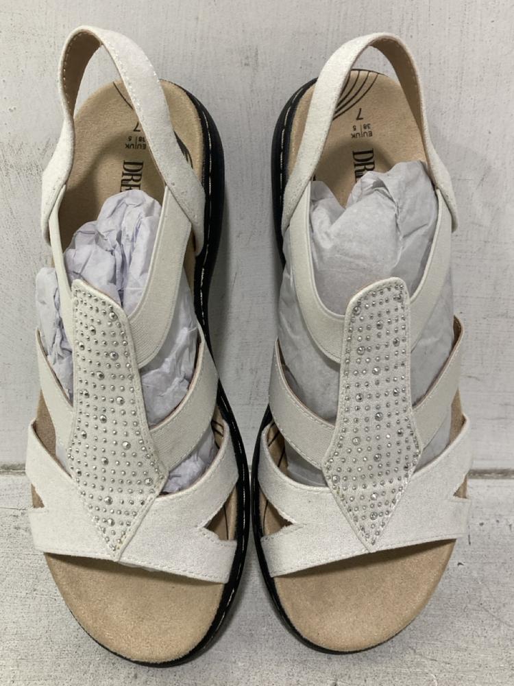 Lot 434  
            Chesterfield SR46 - Parcel Delivery Only 

                
3 X ASSORTED ADULTS SHOES TO INCLUDE WOMENS TIE-UP HEELS IN BLACK - UK SIZE 8 (LO...