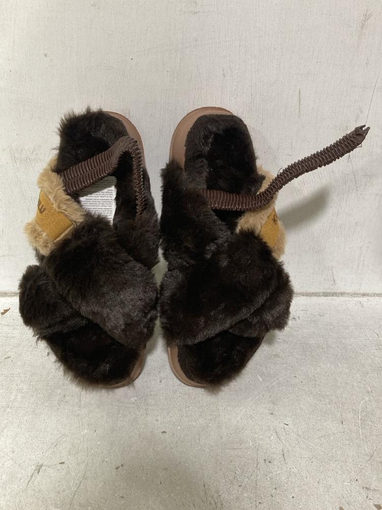 Lot 435  
            Chesterfield SR46 - Parcel Delivery Only 

                
5 X ASSORTED KUAILU ADULTS SHOES TO INCLUDE KUAILU KW6J5 SHOES IN BLACK - UK SIZE...