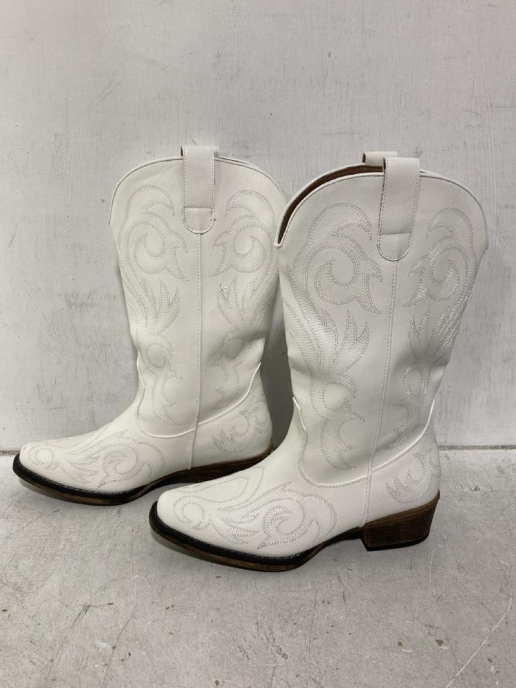 Lot 473  
            Chesterfield SR46 - Parcel Delivery Only 

                
4 X ASSORTED ADULTS SHOES TO INCLUDE DREAM PARIS WOMEN'S SUEDE SANDALS IN NAVY - ...