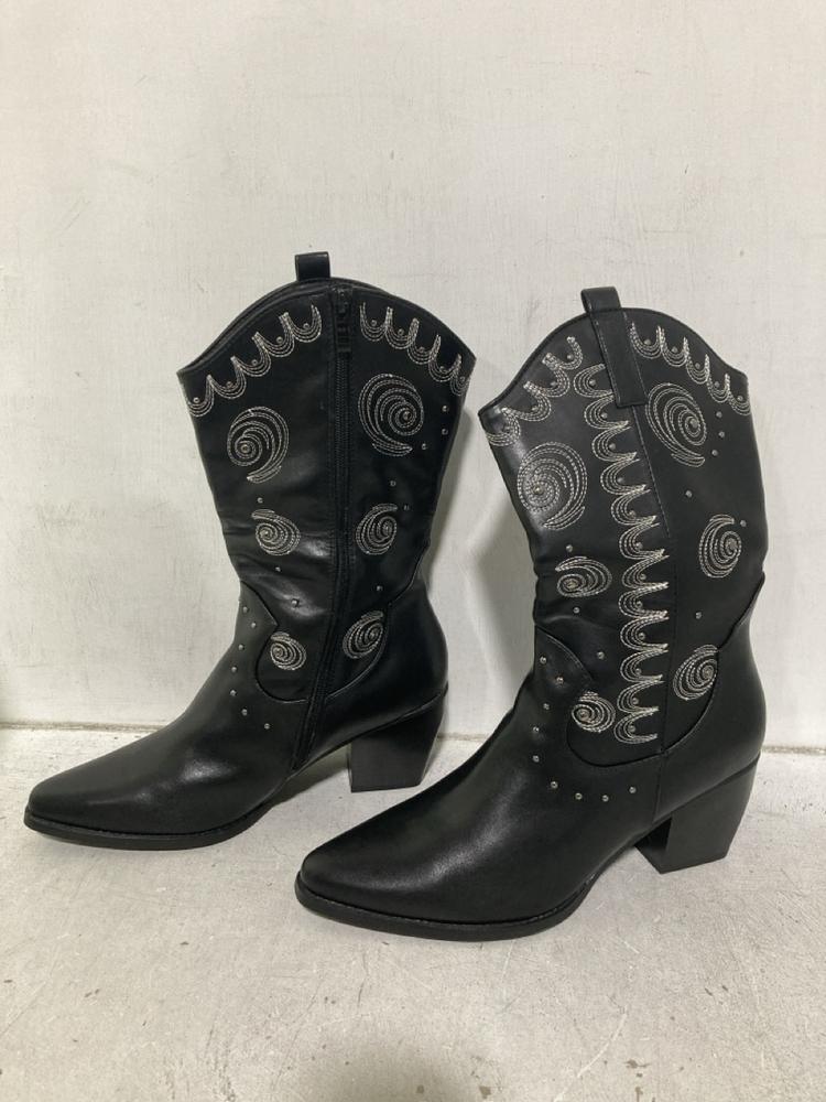 Lot 473  
            Chesterfield SR46 - Parcel Delivery Only 

                
4 X ASSORTED ADULTS SHOES TO INCLUDE DREAM PARIS WOMEN'S SUEDE SANDALS IN NAVY - ...