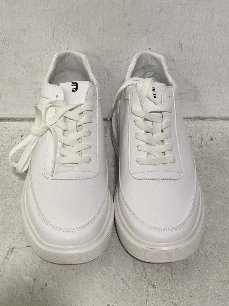 Lot 489  
            Chesterfield SR46 - Parcel Delivery Only 

                
CALTO LEATHER LACE-UP CHUNKY TRAINERS IN WHITE - UK SIZE 8 (LOCATION: I3)