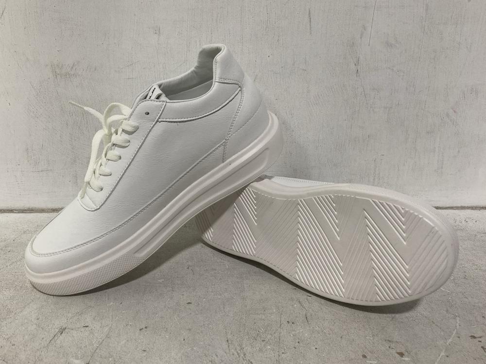 Lot 489  
            Chesterfield SR46 - Parcel Delivery Only 

                
CALTO LEATHER LACE-UP CHUNKY TRAINERS IN WHITE - UK SIZE 8 (LOCATION: I3)