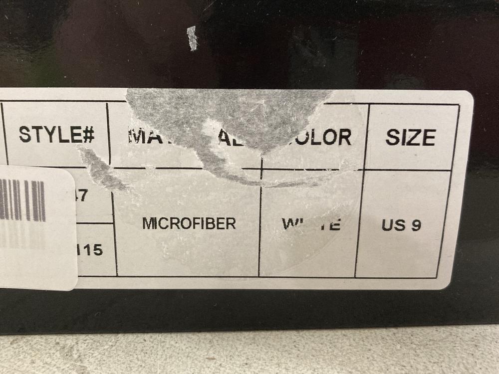 Lot 489  
            Chesterfield SR46 - Parcel Delivery Only 

                
CALTO LEATHER LACE-UP CHUNKY TRAINERS IN WHITE - UK SIZE 8 (LOCATION: I3)