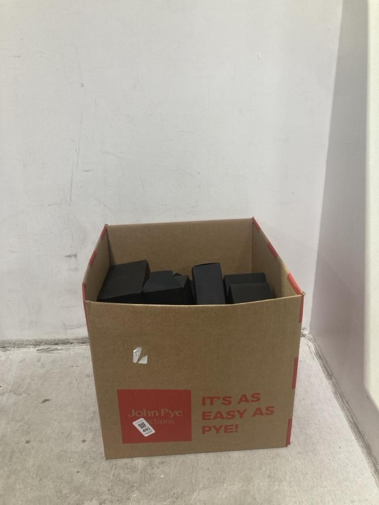 Lot 491  
            Chesterfield SR46 - Parcel Delivery Only 

                
BOX OF ASSORTED SUNGLASSES TO INCLUDE BLACK TINTED SUNGLASSES (LOCATION: I4)