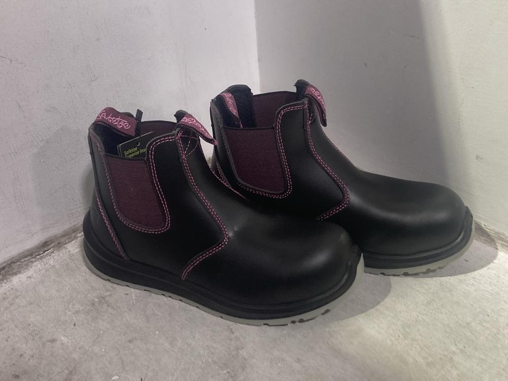 Lot 494  
            Chesterfield SR46 - Parcel Delivery Only 

                
3 X ASSORTED WORKWEAR SHOES TO INCLUDE BLACK BOOTS IN SIZE 5 UK (LOCATION: I4)