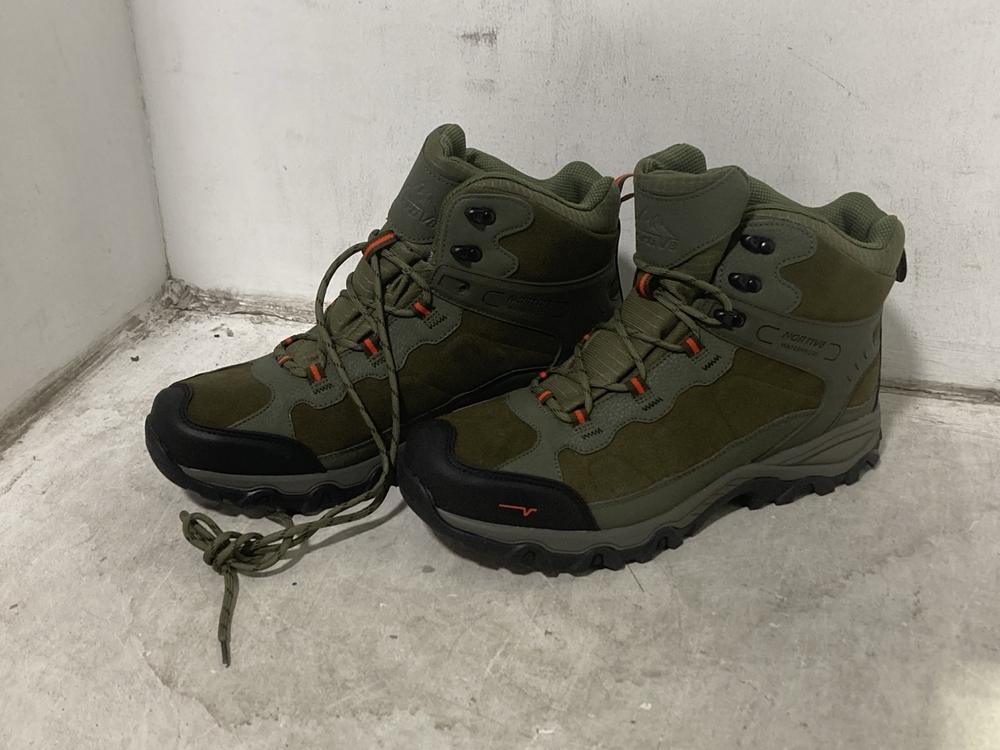 Lot 497  
            Chesterfield SR46 - Parcel Delivery Only 

                
NORTI V8 TRAINERS IN BLACK SIZE 6 UK TO INCLUDE NORTI V8 BOOTS IN SIZE 11 UK (LOC...