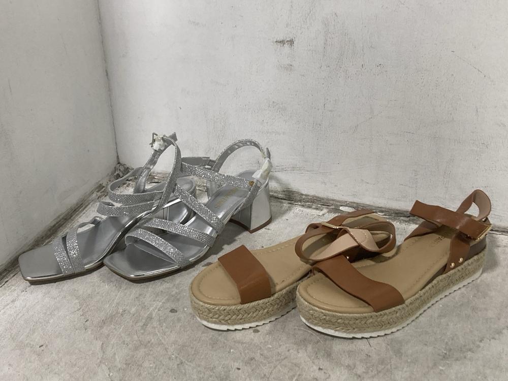 Lot 498  
            Chesterfield SR46 - Parcel Delivery Only 

                
3 X ASSORTED SHOES TO INCLUDE WOMEN SILVER GLITTER SHOES SIZE 5.5 UK (LOCATION: I4)