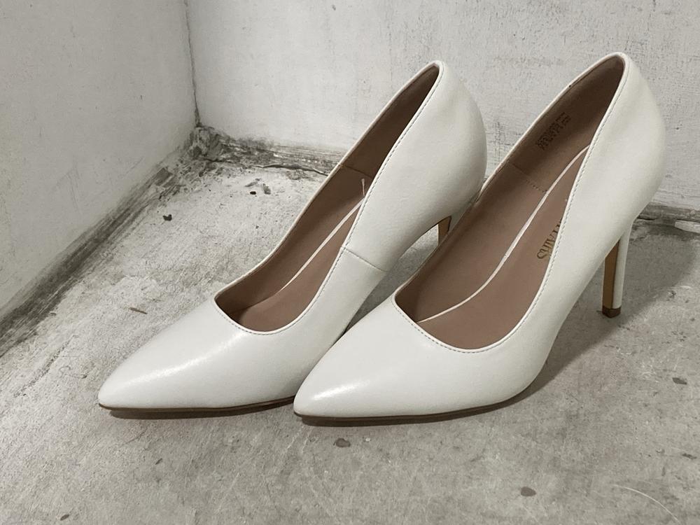 Lot 498  
            Chesterfield SR46 - Parcel Delivery Only 

                
3 X ASSORTED SHOES TO INCLUDE WOMEN SILVER GLITTER SHOES SIZE 5.5 UK (LOCATION: I4)