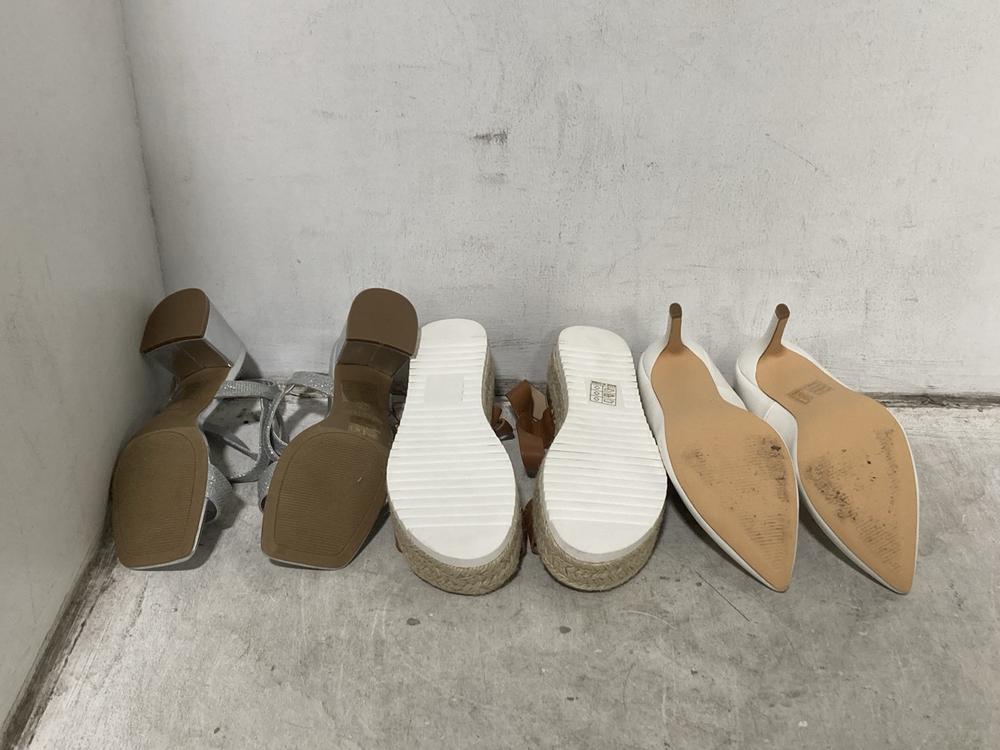 Lot 498  
            Chesterfield SR46 - Parcel Delivery Only 

                
3 X ASSORTED SHOES TO INCLUDE WOMEN SILVER GLITTER SHOES SIZE 5.5 UK (LOCATION: I4)
