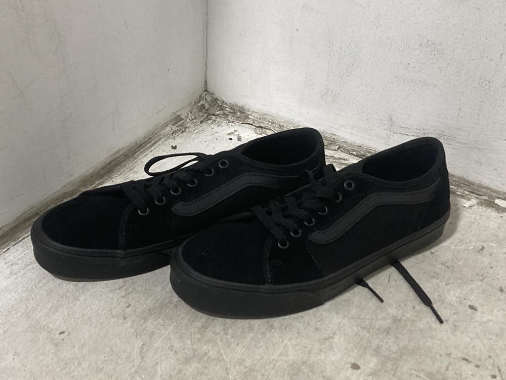 Lot 499  
            Chesterfield SR46 - Parcel Delivery Only 

                
VANS FILLMORE DECON SHOES IN BLACK SIZE 7.5 UK TO INCLUDE VANS OF THE WALL WARD S...