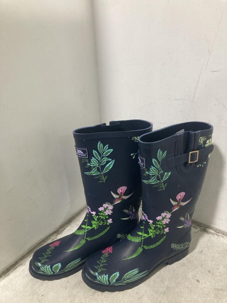 Lot 510  
            Chesterfield SR46 - Parcel Delivery Only 

                
2 X TRESPASS WELLINGTON BOOTS IN FLORAL TO INCLUDE SIZES 4 AND 7 (LOCATION: I4)
