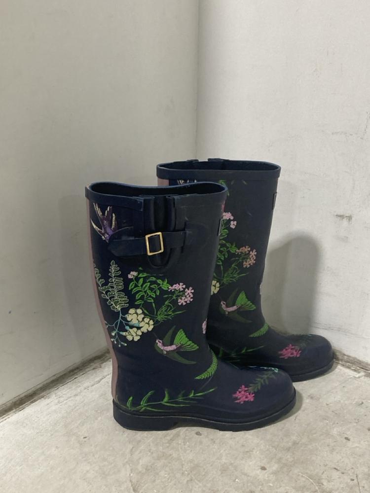 Lot 510  
            Chesterfield SR46 - Parcel Delivery Only 

                
2 X TRESPASS WELLINGTON BOOTS IN FLORAL TO INCLUDE SIZES 4 AND 7 (LOCATION: I4)