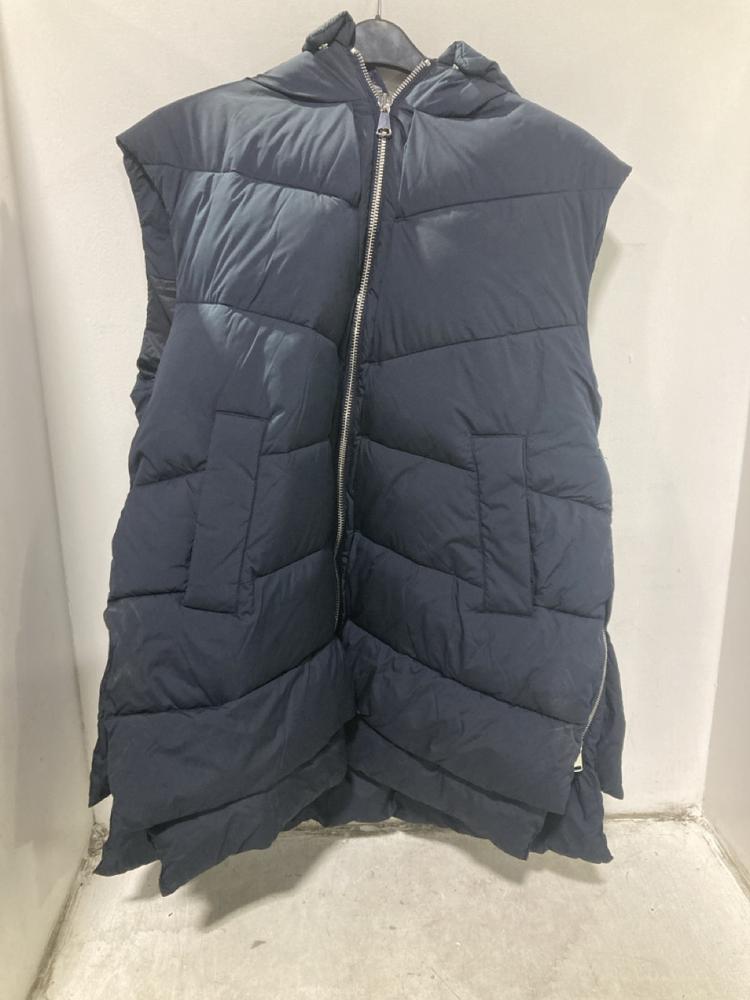 Lot 512  
            Chesterfield SR46 - Parcel Delivery Only 

                
MCKINLEY BLUE FLEECE JACKET SIZE 20 GB TO INCLUDE S.OLIVER BLUE PUFFER GILET SIZE...