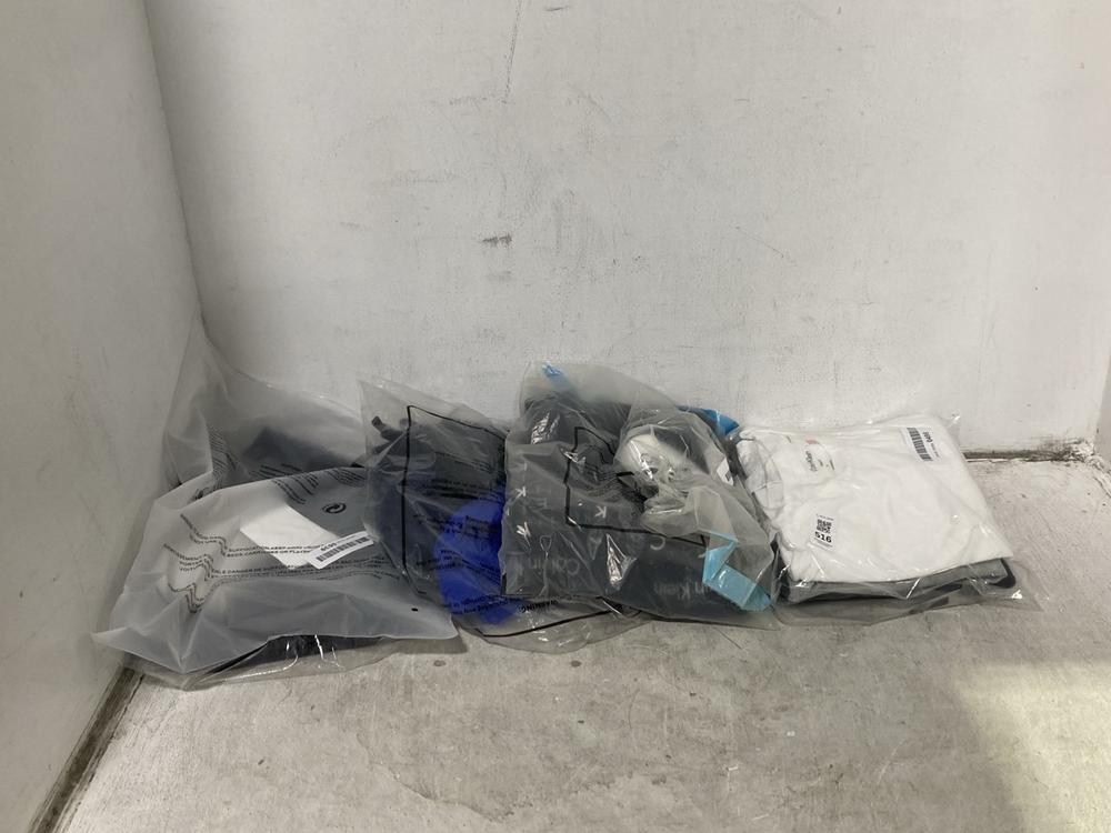 Lot 516  
            Chesterfield SR46 - Parcel Delivery Only 

                
5 X ASSORTED CLOTHING ITEMS TO INCLUDE CALVIN KLEIN CLASSIC FIT T-SHIRT SIZE M (L...