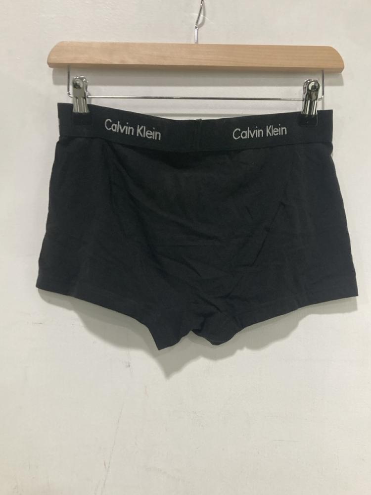 Lot 516  
            Chesterfield SR46 - Parcel Delivery Only 

                
5 X ASSORTED CLOTHING ITEMS TO INCLUDE CALVIN KLEIN CLASSIC FIT T-SHIRT SIZE M (L...