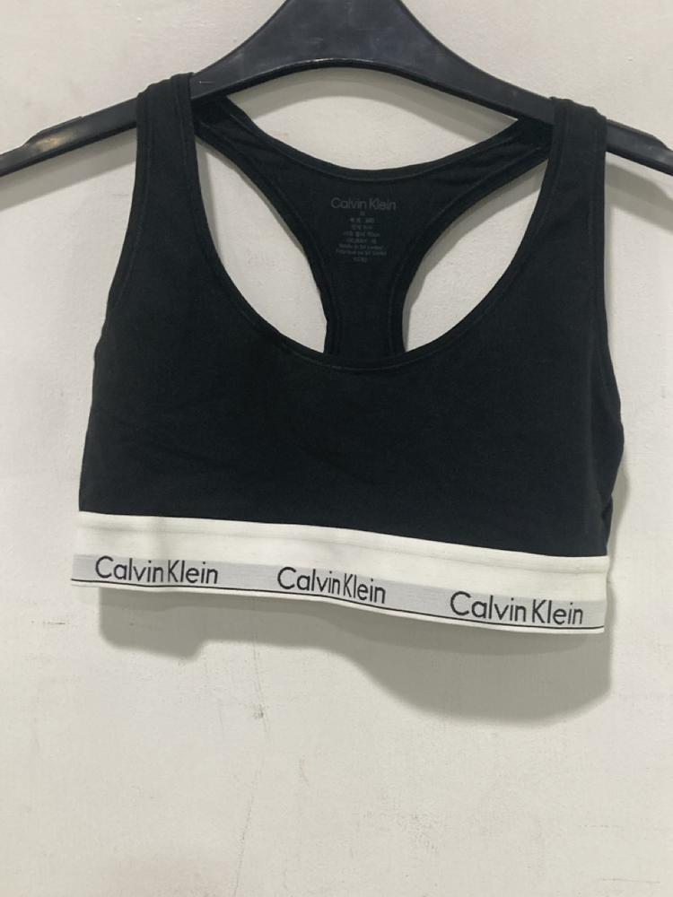 Lot 516  
            Chesterfield SR46 - Parcel Delivery Only 

                
5 X ASSORTED CLOTHING ITEMS TO INCLUDE CALVIN KLEIN CLASSIC FIT T-SHIRT SIZE M (L...