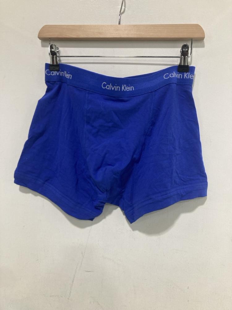 Lot 516  
            Chesterfield SR46 - Parcel Delivery Only 

                
5 X ASSORTED CLOTHING ITEMS TO INCLUDE CALVIN KLEIN CLASSIC FIT T-SHIRT SIZE M (L...