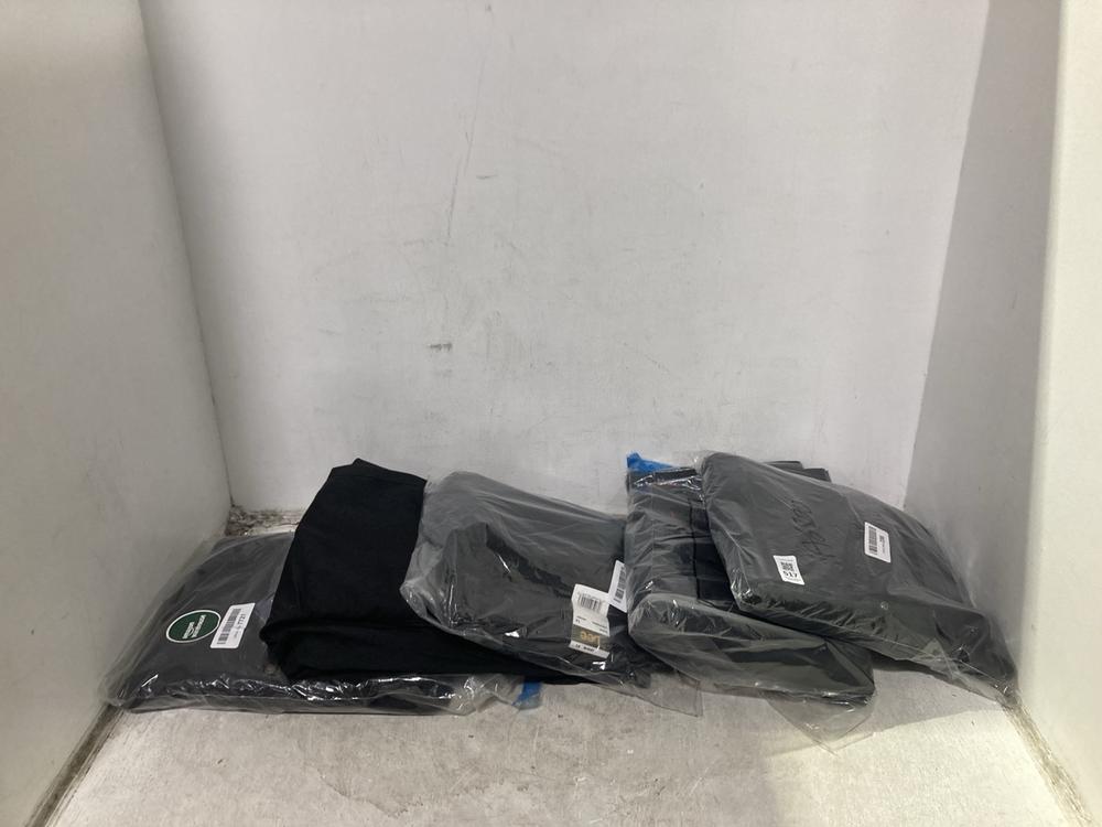 Lot 517  
            Chesterfield SR46 - Parcel Delivery Only 

                
4 X ASSORTED WORKWEAR ITEMS TO INCLUDE LEE COOPER TROUSERS IN BLACK SIZE 33W 32L ...
