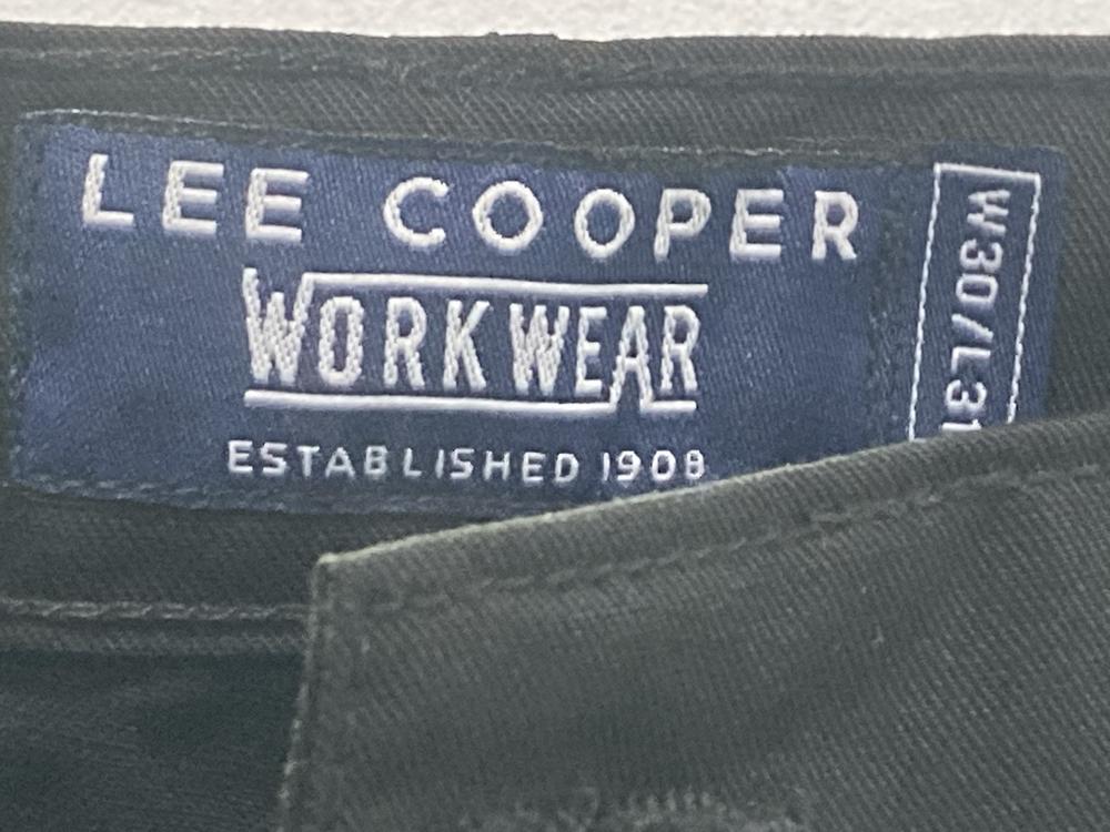 Lot 517  
            Chesterfield SR46 - Parcel Delivery Only 

                
4 X ASSORTED WORKWEAR ITEMS TO INCLUDE LEE COOPER TROUSERS IN BLACK SIZE 33W 32L ...
