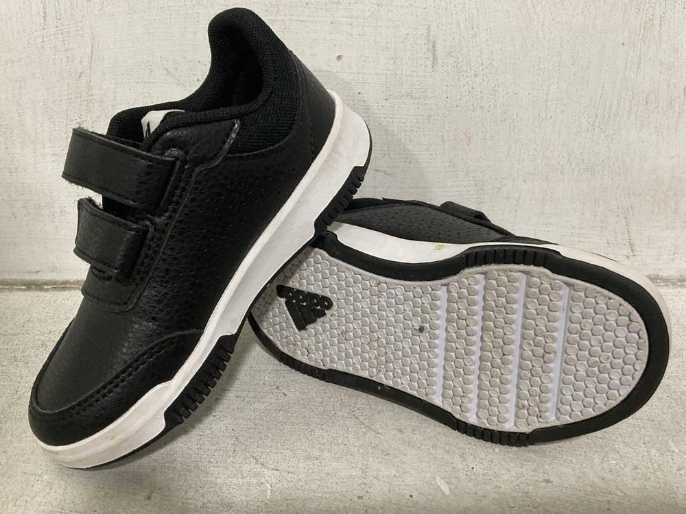 Lot 519  
            Chesterfield SR46 - Parcel Delivery Only 

                
ADIDAS KIDS TRAINERS IN BLUE SIZE 11K TO INCLUDE ADIDAS TENASUAR TRAINERS IN BLAC...