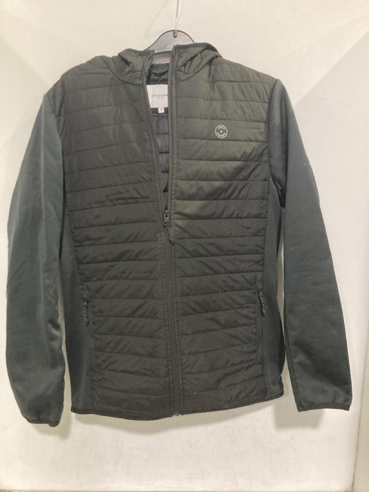 Lot 520  
            Chesterfield SR46 - Parcel Delivery Only 

                
5 X ASSORTED ADULTS CLOTHING ITEMS TO INCLUDE JACK AND JONES BLACK FLEECE SIZE M ...