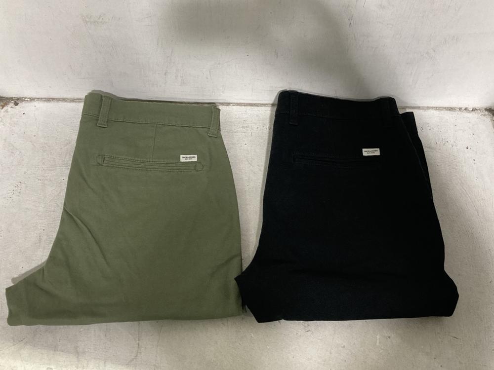 Lot 520  
            Chesterfield SR46 - Parcel Delivery Only 

                
5 X ASSORTED ADULTS CLOTHING ITEMS TO INCLUDE JACK AND JONES BLACK FLEECE SIZE M ...