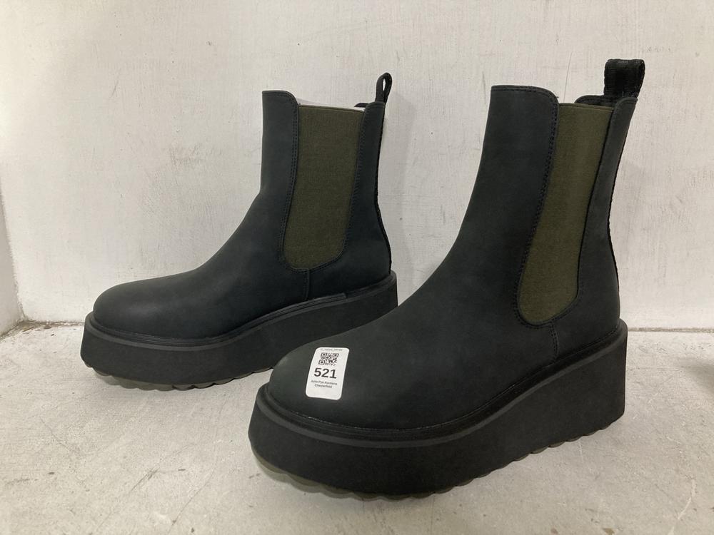 Lot 521  
            Chesterfield SR46 - Parcel Delivery Only 

                
3 X ASSORTED ADULTS SHOES TO INCLUDE ROCKET DOG BLACK/GREEN BOOTS SIZE 6.5 UK (LO...
