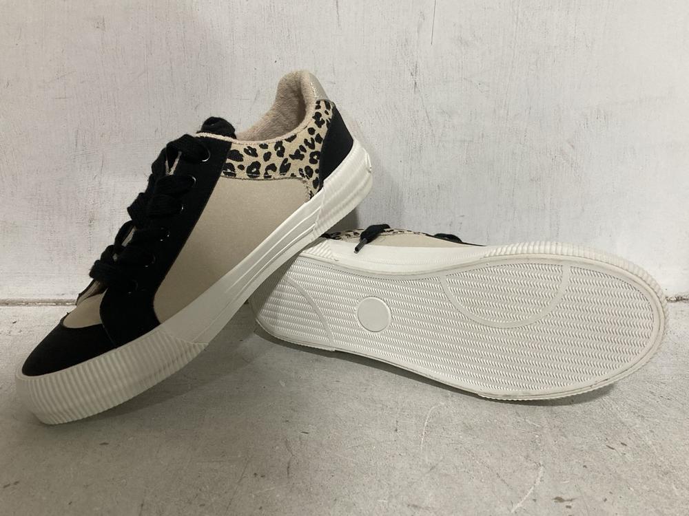 Lot 521  
            Chesterfield SR46 - Parcel Delivery Only 

                
3 X ASSORTED ADULTS SHOES TO INCLUDE ROCKET DOG BLACK/GREEN BOOTS SIZE 6.5 UK (LO...