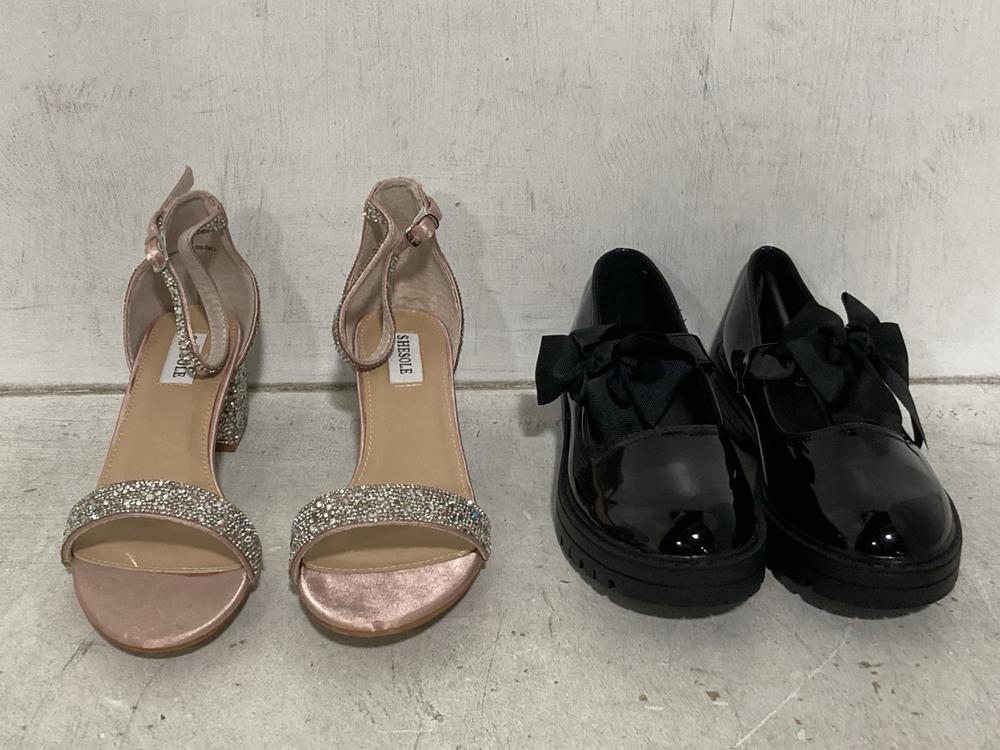 Lot 522  
            Chesterfield SR46 - Parcel Delivery Only 

                
4 X ASSORTED SHOES TO INCLUDE RIEKER SHOES IN BLACK SIZE 6 UK (LOCATION: I4)