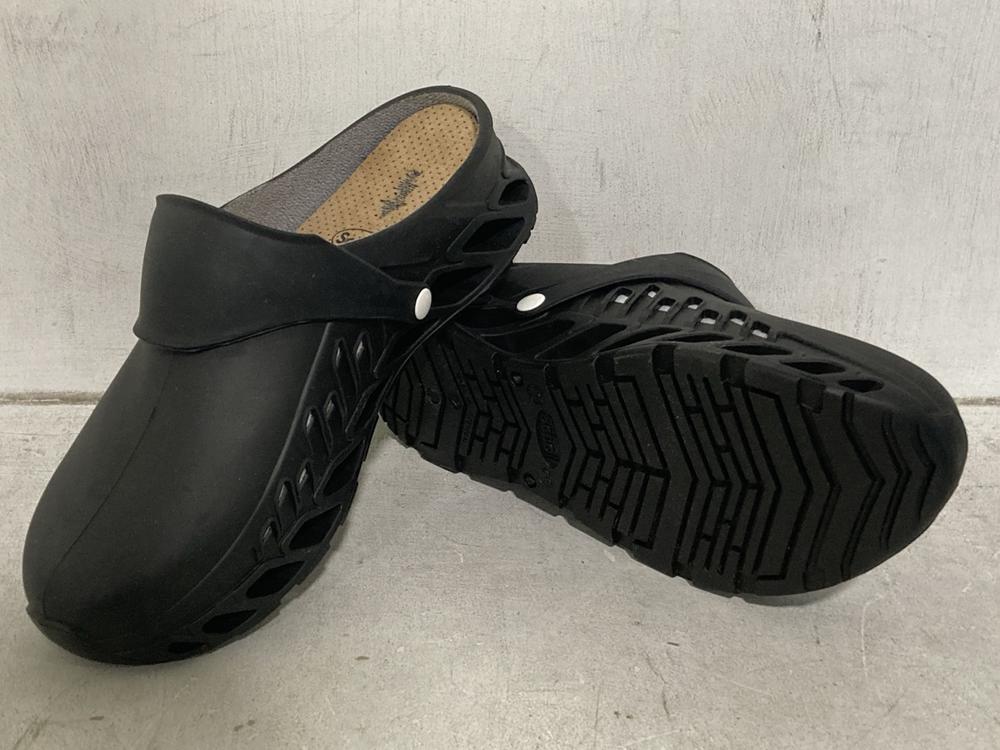 Lot 522  
            Chesterfield SR46 - Parcel Delivery Only 

                
4 X ASSORTED SHOES TO INCLUDE RIEKER SHOES IN BLACK SIZE 6 UK (LOCATION: I4)
