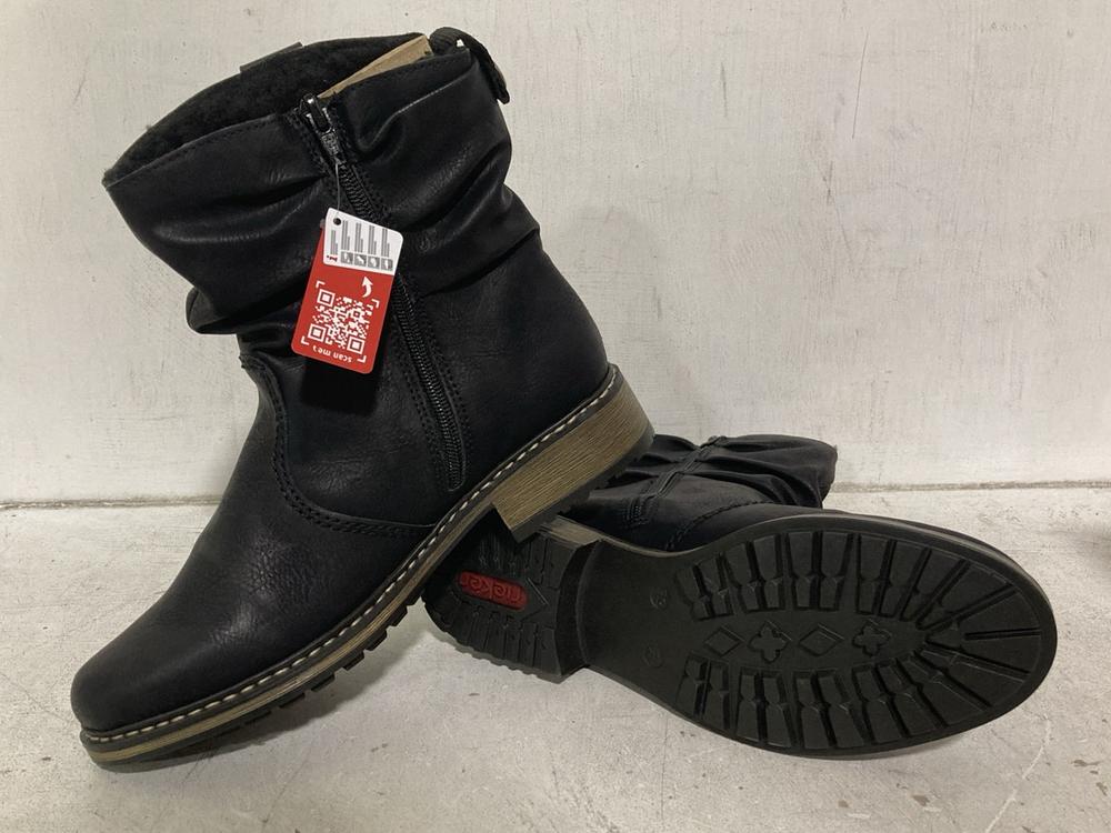 Lot 522  
            Chesterfield SR46 - Parcel Delivery Only 

                
4 X ASSORTED SHOES TO INCLUDE RIEKER SHOES IN BLACK SIZE 6 UK (LOCATION: I4)