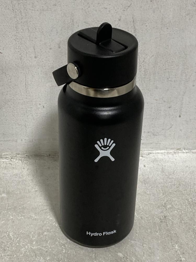 Lot 532  
            Chesterfield SR46 - Parcel Delivery Only 

                
BOX OF ASSORTED BOTTLES TO INCLUDE FLASKS TO INCLUDE LARGE BLACK HYDRO FLASK (LOC... - Image 3