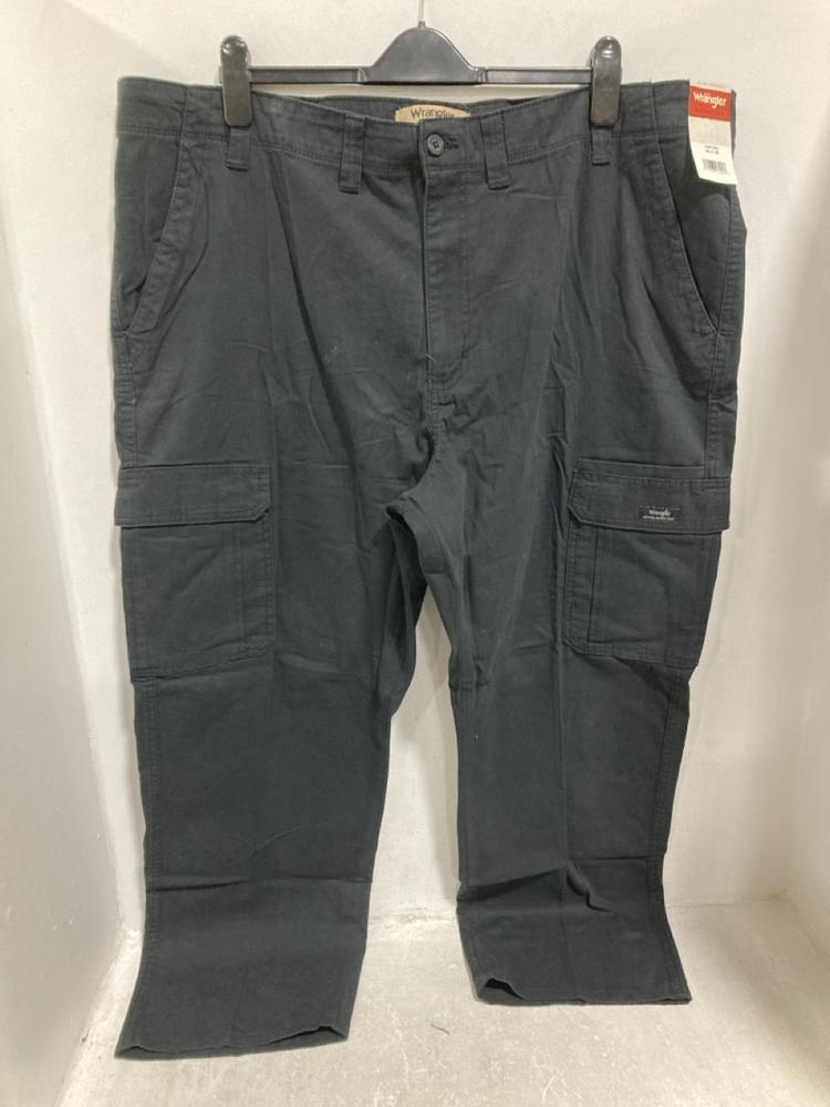 Lot 546  
            Chesterfield SR46 - Parcel Delivery Only 

                
4 X ASSORTED CLOTHING ITEMS TO INCLUDE CARHARTT BLACK LONG SLEEVE TOP IN SIZE XL ...