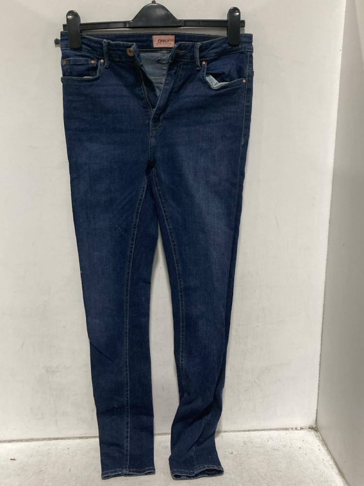 Lot 551  
            Chesterfield SR46 - Parcel Delivery Only 

                
DAVID BITTON BUFFALO JEANS IN BLUE SIZE W36 L 30 TO INCLUDE ONLY JEANS IN BLUE SI... - Image 4
