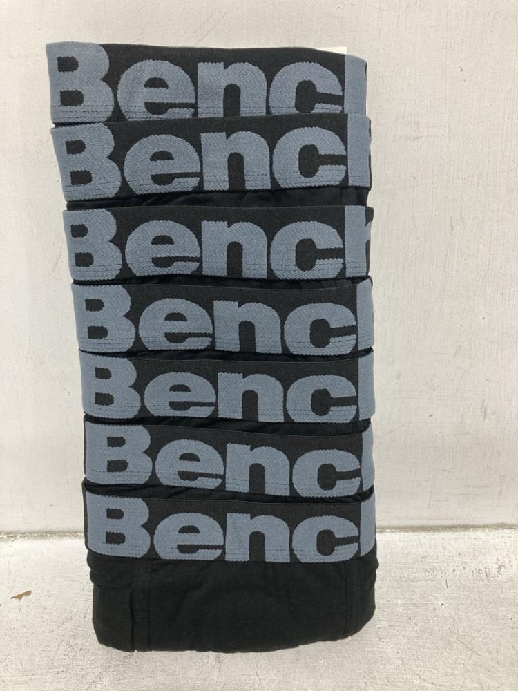 Lot 552  
            Chesterfield SR46 - Parcel Delivery Only 

                
4 X ASSORTED CLOTHING ITEMS TO INCLUDE BERGHAUS NAVY BLUE CAP ONE SIZE (LOCATION:... - Image 2