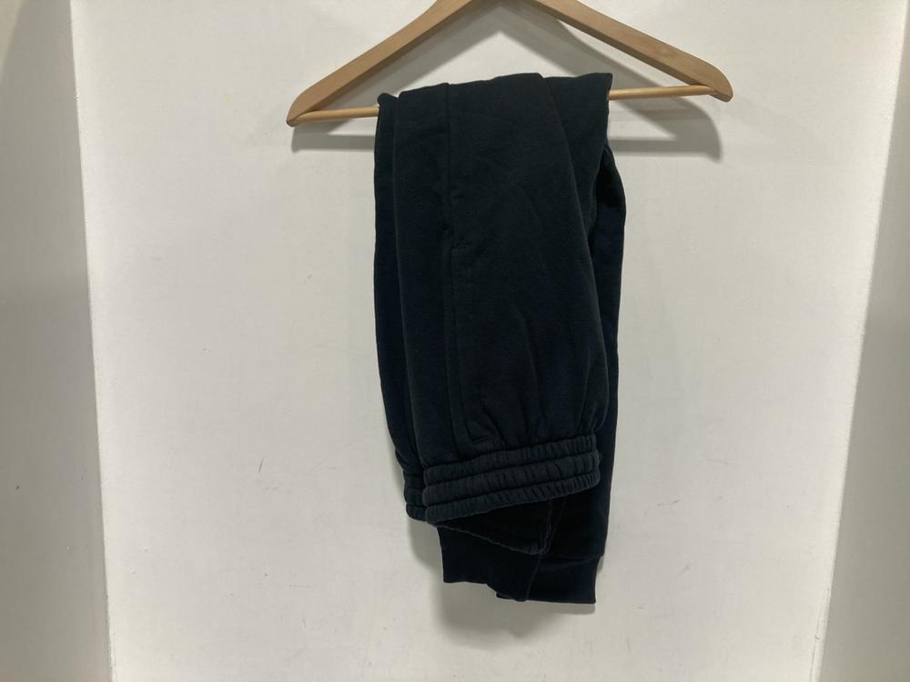 Lot 554  
            Chesterfield SR46 - Parcel Delivery Only 

                
3 X ASSORTED BRANDED CLOTHING ITEMS TO INCLUDE UNDER ARMOUR SHORTS IN BLACK SIZE ... - Image 2