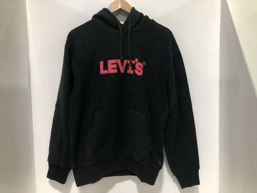 Lot 555  
            Chesterfield SR46 - Parcel Delivery Only 

                
LEVIS JUMPER IN BLACK/PINK SIZE XS UK (LOCATION: I5)
