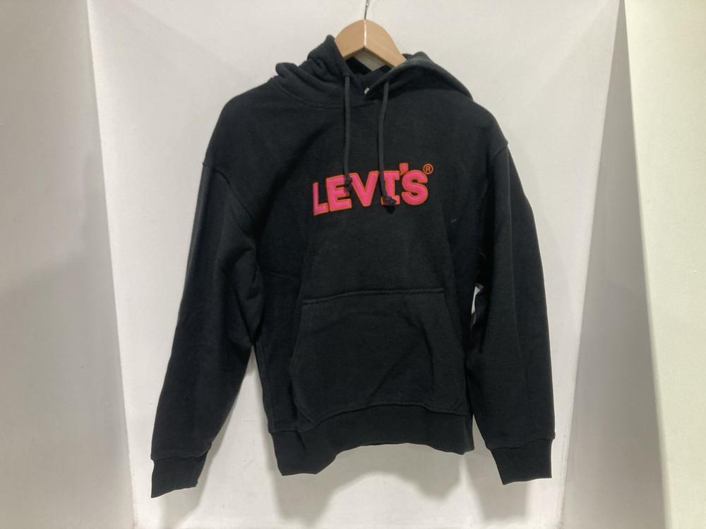 Lot 555  
            Chesterfield SR46 - Parcel Delivery Only 

                
LEVIS JUMPER IN BLACK/PINK SIZE XS UK (LOCATION: I5) - Image 3