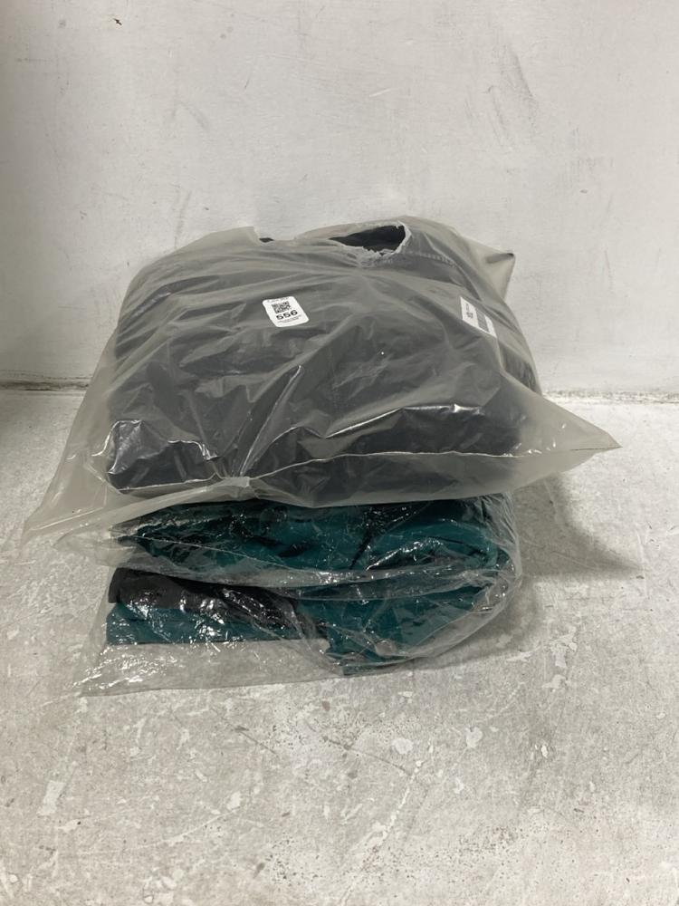 Lot 556  
            Chesterfield SR46 - Parcel Delivery Only 

                
HEAD SIERRA PANTS IN GREEN SIZE XL TO INCLUDE COLUMBIA PUFFER JACKET IN BLACK SIZ...