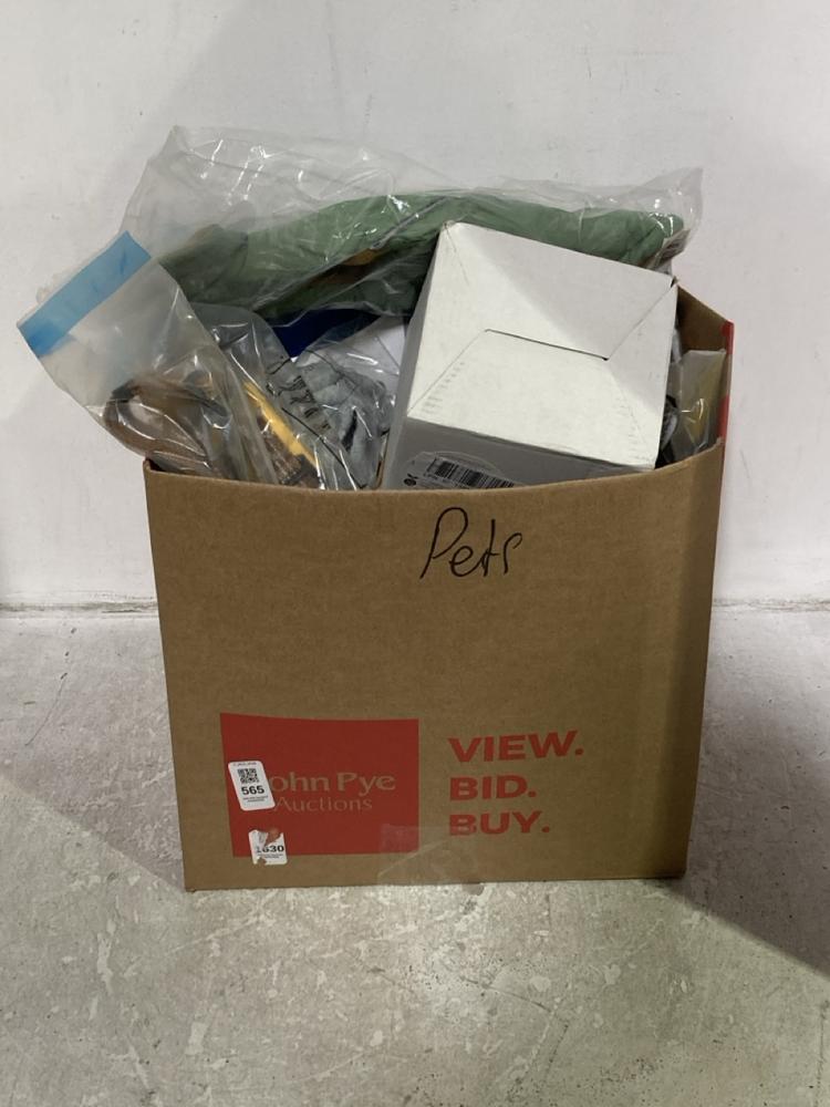 Lot 565  
            Chesterfield SR46 - Parcel Delivery Only 

                
QTY OF ASSORTED PET ITEMS TO INCLUDE DOG VELCRO COAT IN NAVY (LOCATION: I1)