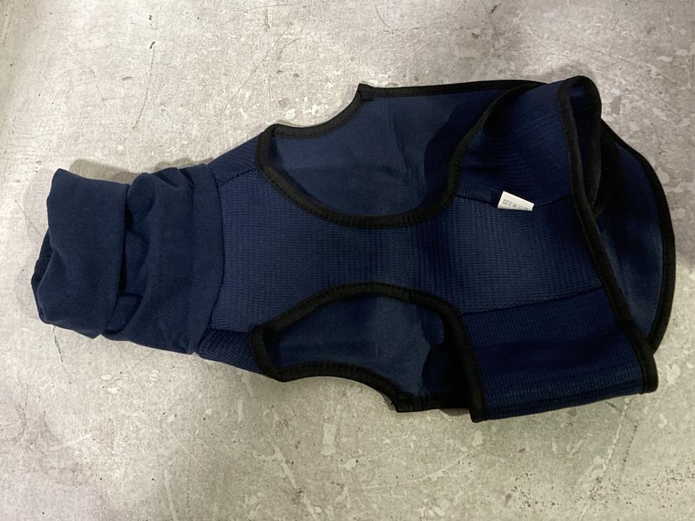 Lot 565  
            Chesterfield SR46 - Parcel Delivery Only 

                
QTY OF ASSORTED PET ITEMS TO INCLUDE DOG VELCRO COAT IN NAVY (LOCATION: I1) - Image 2