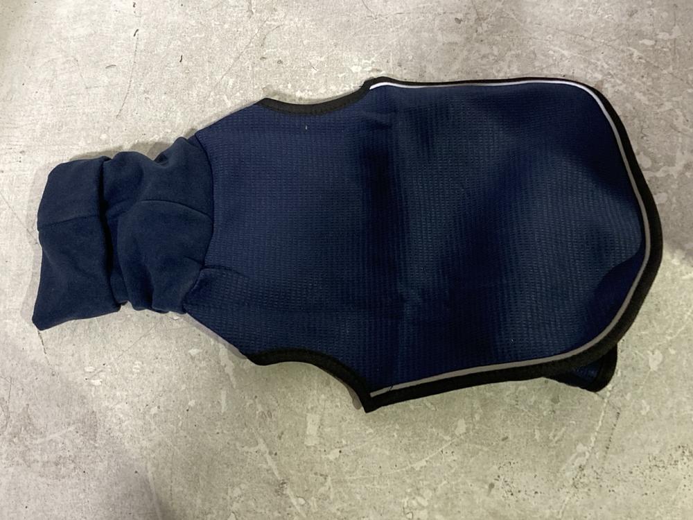 Lot 565  
            Chesterfield SR46 - Parcel Delivery Only 

                
QTY OF ASSORTED PET ITEMS TO INCLUDE DOG VELCRO COAT IN NAVY (LOCATION: I1) - Image 3