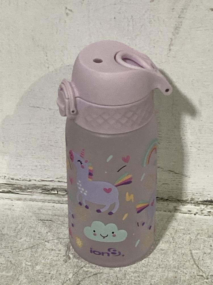 Lot 567  
            Chesterfield SR46 - Parcel Delivery Only 

                
QTY OF ASSORTED BOTTLES TO INCLUDE ION8 UNICORN FLIP-LID BOTTLE IN PURPLE (LOCATI...