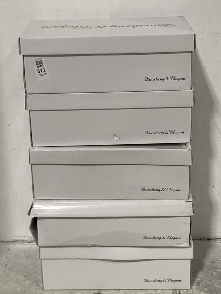 Lot 571  
            Chesterfield SR46 - Parcel Delivery Only 

                
5 X ASSORTED ADULTS SHOES TO INCLUDE WOMENS VELVET HEELS IN ROYAL BLUE - UK SIZE ...