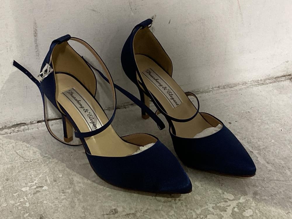 Lot 571  
            Chesterfield SR46 - Parcel Delivery Only 

                
5 X ASSORTED ADULTS SHOES TO INCLUDE WOMENS VELVET HEELS IN ROYAL BLUE - UK SIZE ... - Image 2