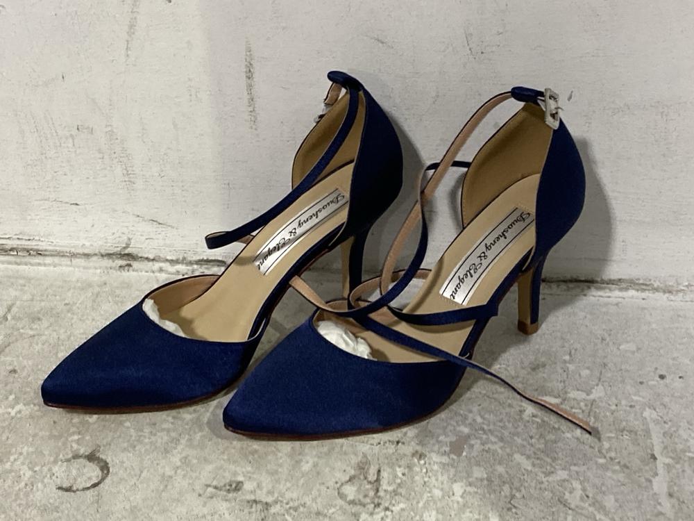 Lot 571  
            Chesterfield SR46 - Parcel Delivery Only 

                
5 X ASSORTED ADULTS SHOES TO INCLUDE WOMENS VELVET HEELS IN ROYAL BLUE - UK SIZE ... - Image 3