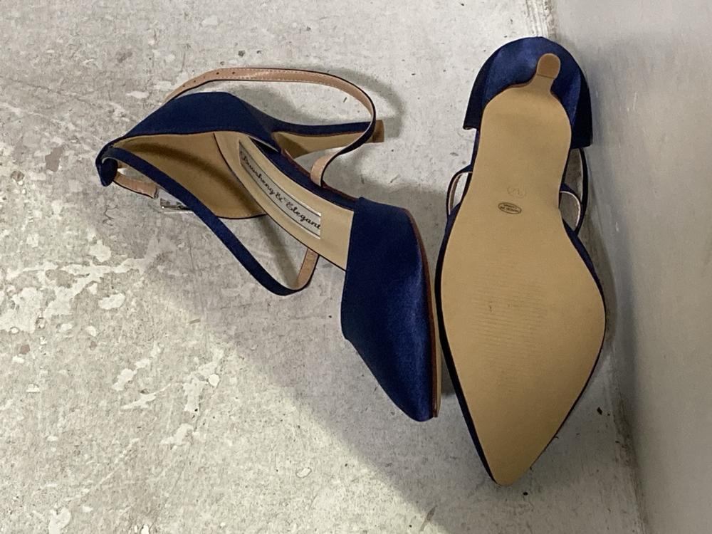Lot 571  
            Chesterfield SR46 - Parcel Delivery Only 

                
5 X ASSORTED ADULTS SHOES TO INCLUDE WOMENS VELVET HEELS IN ROYAL BLUE - UK SIZE ... - Image 4