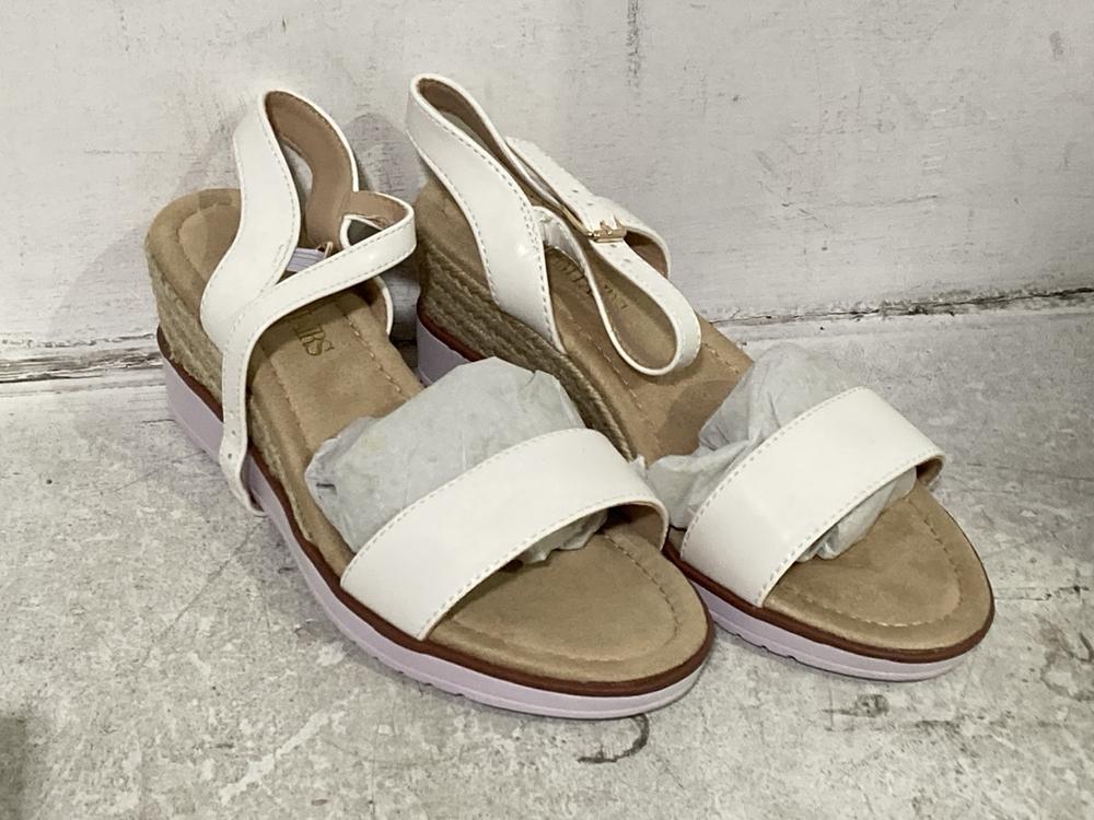 Lot 574  
            Chesterfield SR46 - Parcel Delivery Only 

                
3X ASSORTED ADULTS SHOES TO INCLUDE DREAM PARIS KATHY SANDALS IN RED - UK SIZE 5.... - Image 2