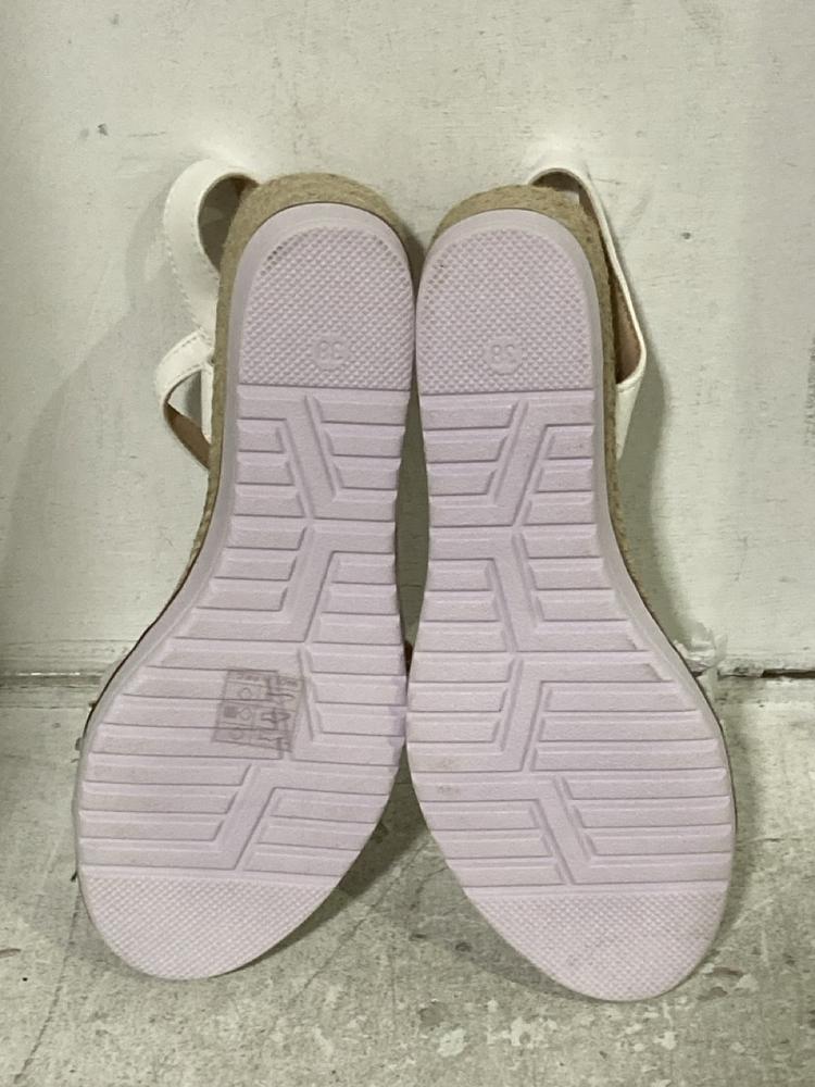 Lot 574  
            Chesterfield SR46 - Parcel Delivery Only 

                
3X ASSORTED ADULTS SHOES TO INCLUDE DREAM PARIS KATHY SANDALS IN RED - UK SIZE 5.... - Image 3