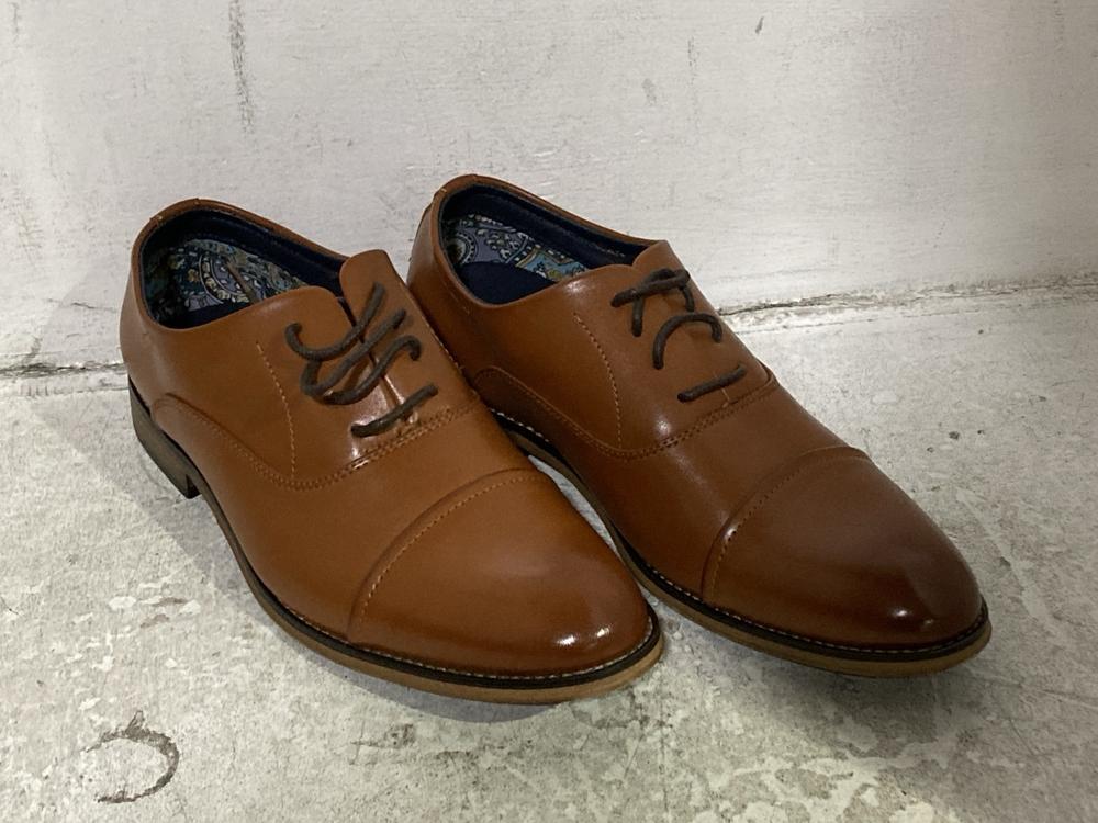 Lot 578  
            Chesterfield SR46 - Parcel Delivery Only 

                
NORTI 8 HIKING SHOES IN CREAM - UK SIZE 4.5 TO INCLUDE BRUNO MARC MEN'S LEATHER S...